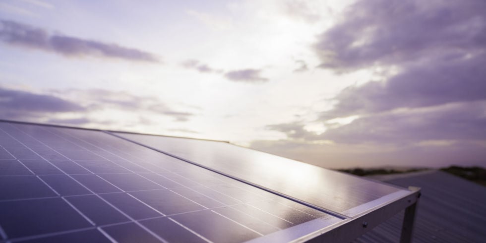 La contaminación reduce la eficacia de los paneles solares.